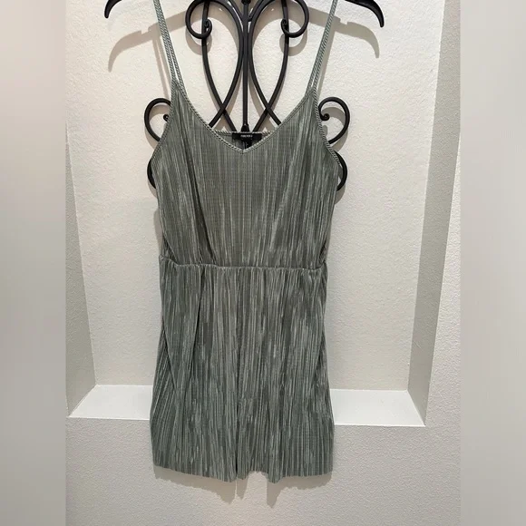 Olive Green Pleated Dress Large - Picture 3 of 6